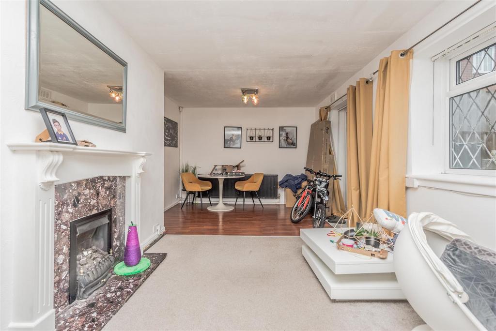 Living Room / Dining Room: