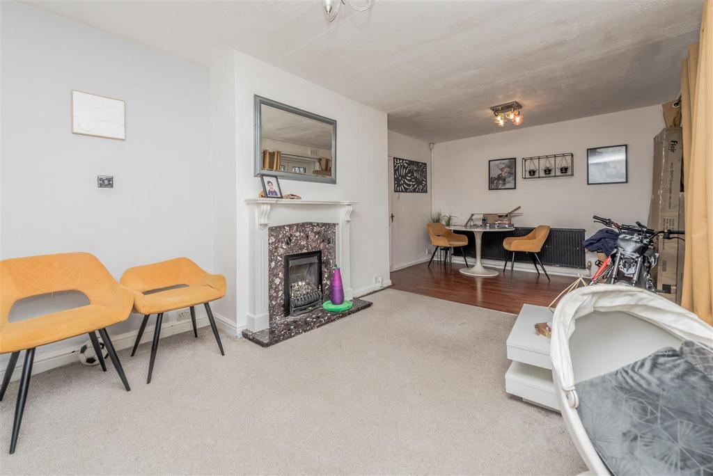 Living Room / Dining Room: