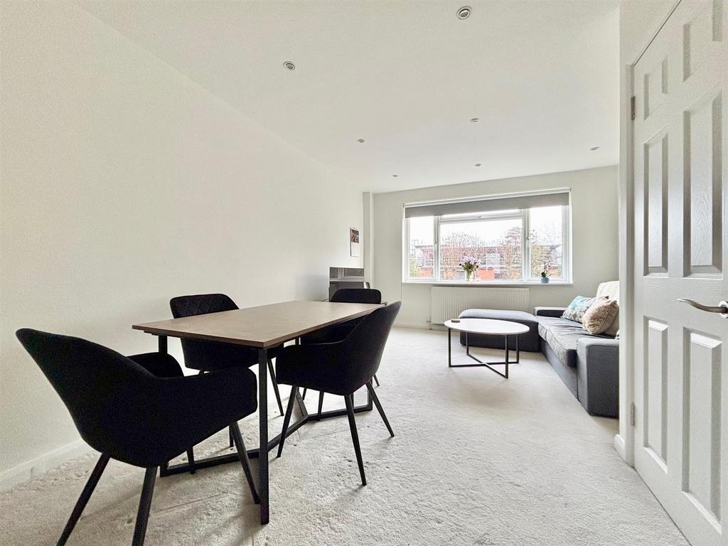 Sitting / dining room