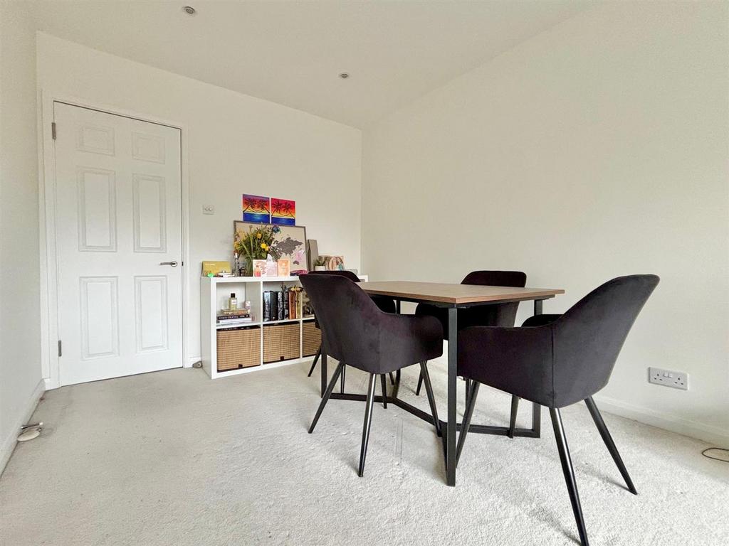 Sitting / dining room