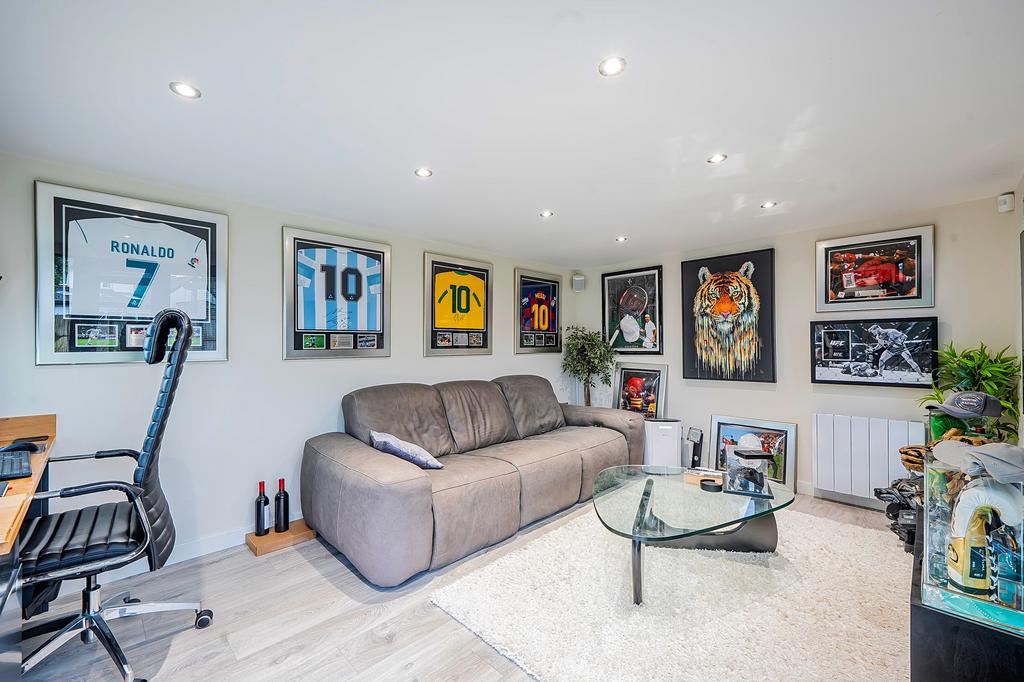 Sitting Room/Bedroom 4
