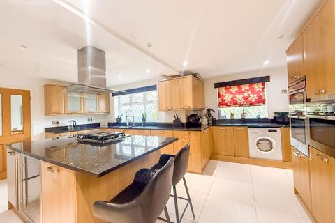 5 bedroom detached house for sale, Wollescote Drive