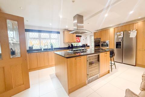 5 bedroom detached house for sale, Wollescote Drive
