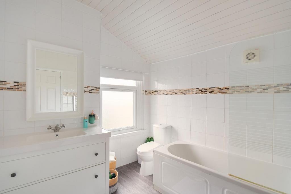 2 Q2 RBR - Bathroom B.jpg