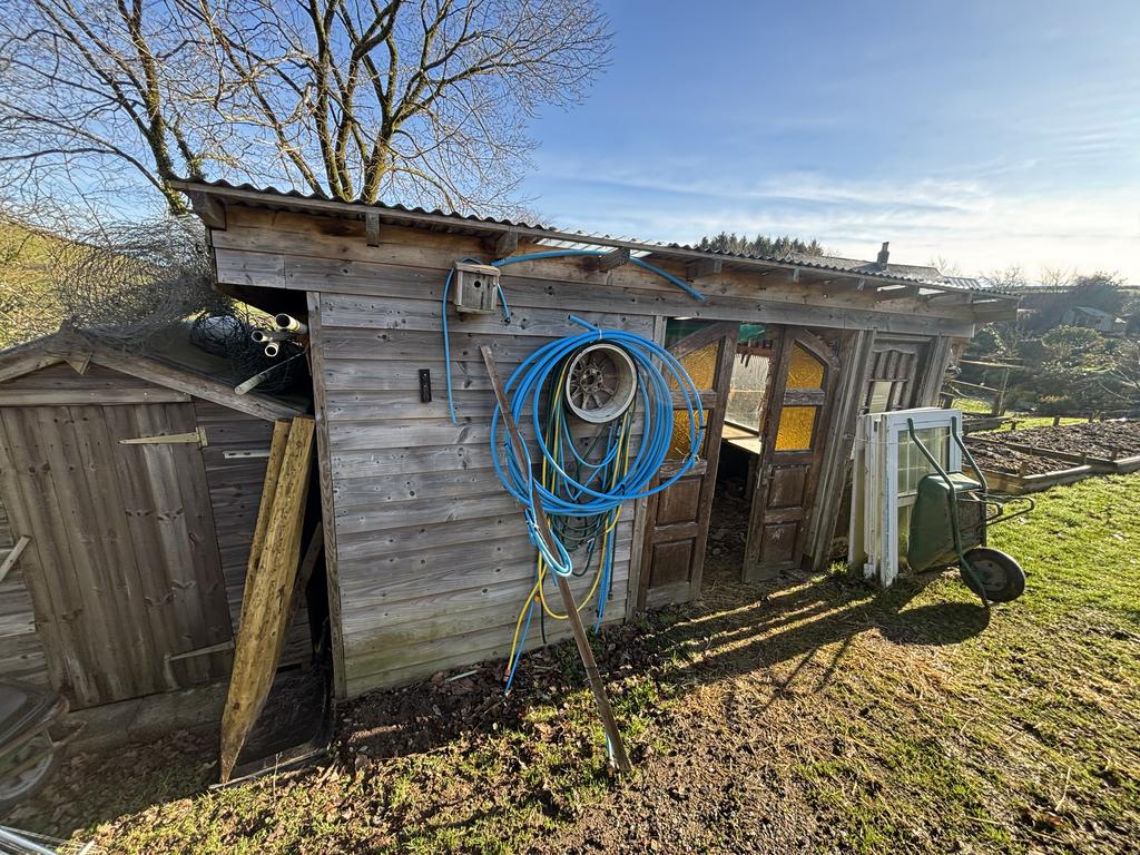 Adjoining store shed
