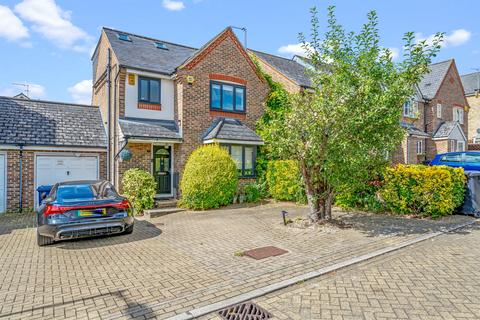 Highgrove Close, London