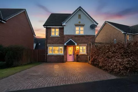 4 bedroom detached house for sale - Photo 2