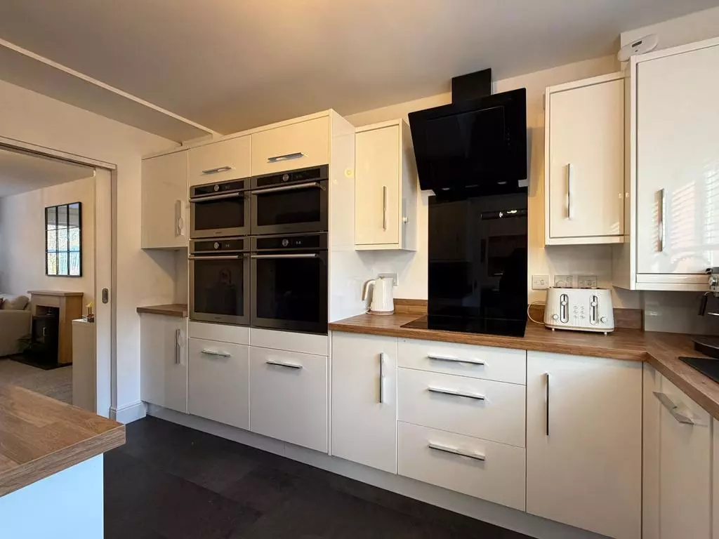 4 bedroom detached house for sale - Photo 11