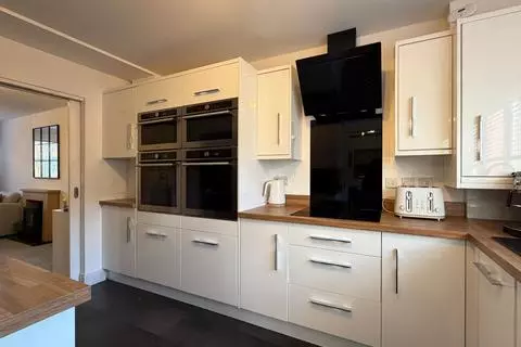 4 bedroom detached house for sale - Photo 10