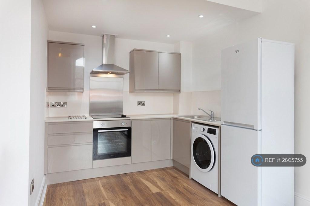 Modern Kitchen With Sleek Appliances ????