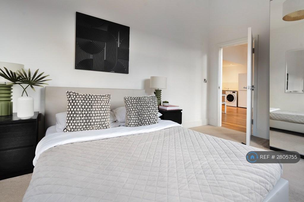 Plenty Of Space For Extra Beds Or Storage ??