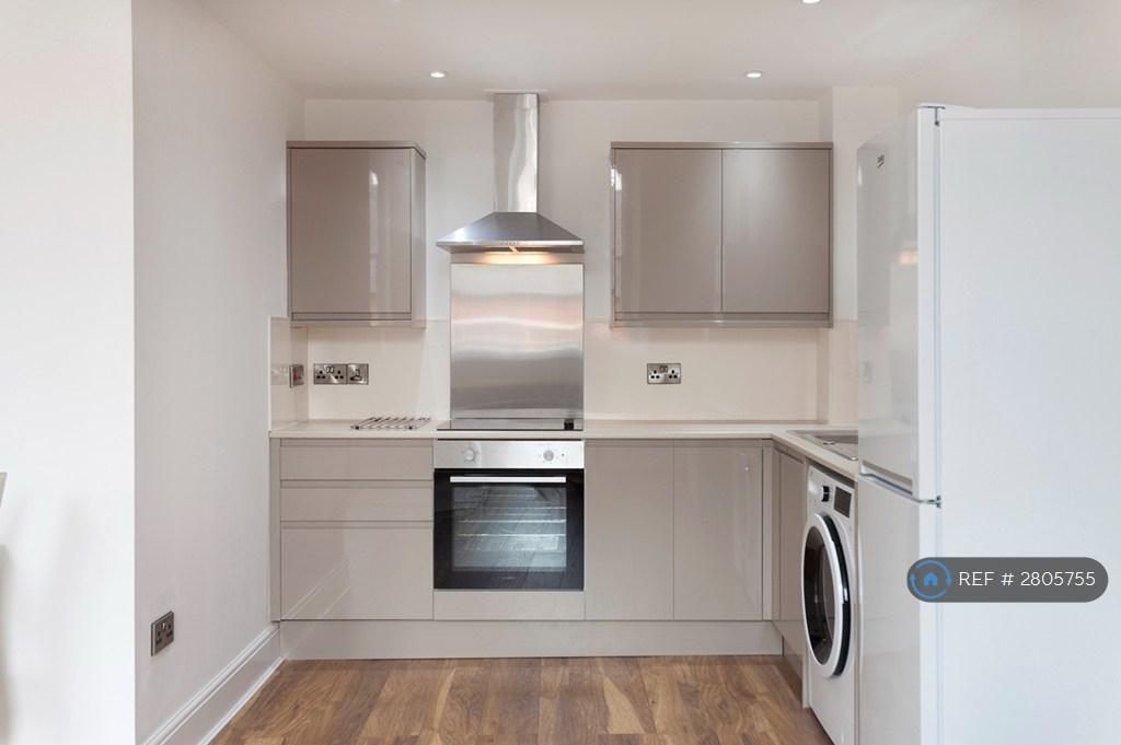 Bright, Modern Kitchen With Plenty Of Storage ??