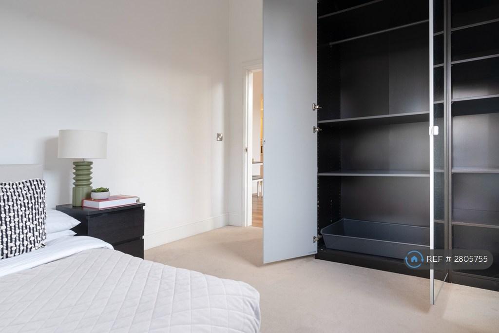 Built-In Wardrobes & Mirrored Storage ????