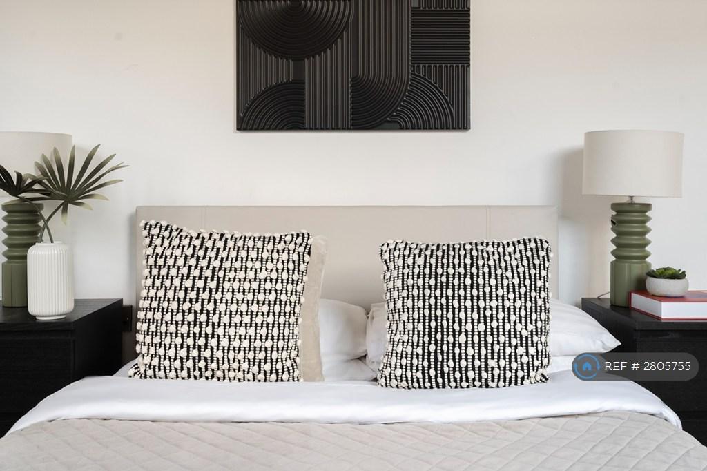 Minimalist Bedroom, Maximum Relaxation ???