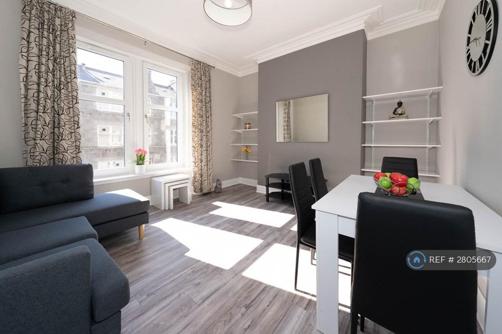 Spacious Bright Sunny Lounge