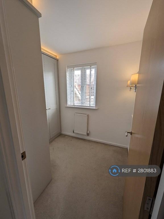 Walk-In Wardrobe Or Study (Third Bedroom)