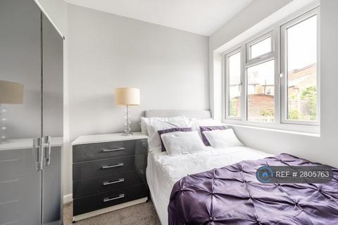 1 bedroom in a house share to rent, Tennyson Close, Feltham, TW14