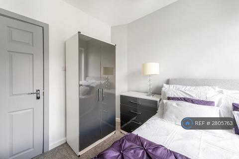 1 bedroom in a house share to rent, Tennyson Close, Feltham, TW14