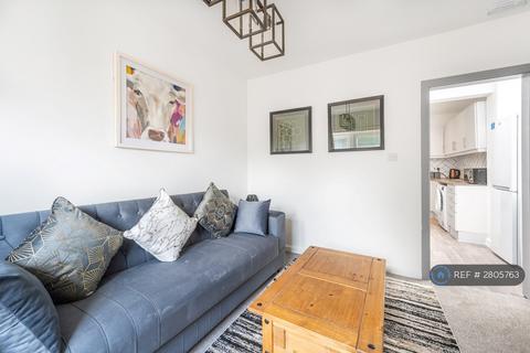 1 bedroom in a house share to rent, Tennyson Close, Feltham, TW14