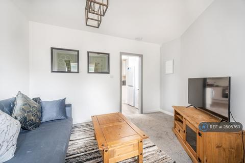 1 bedroom in a house share to rent, Tennyson Close, Feltham, TW14