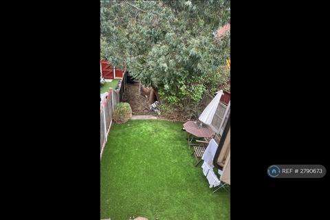 2 bedroom terraced house to rent, Robinson Way, Gravesend, DA11