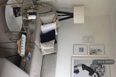 2 bedroom terraced house to rent, Robinson Way, Gravesend, DA11