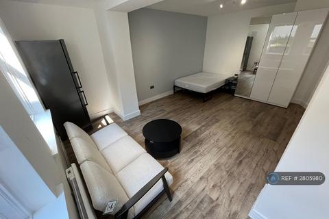 Studio to rent, Junction Road, London, N19