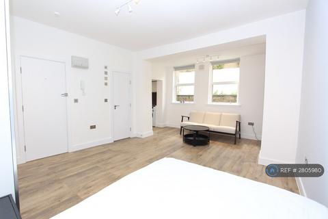 Studio to rent, Junction Road, London, N19