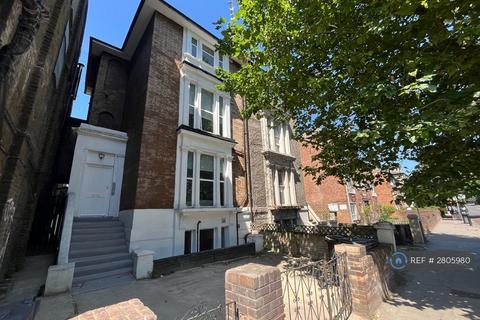 Studio to rent, Junction Road, London, N19