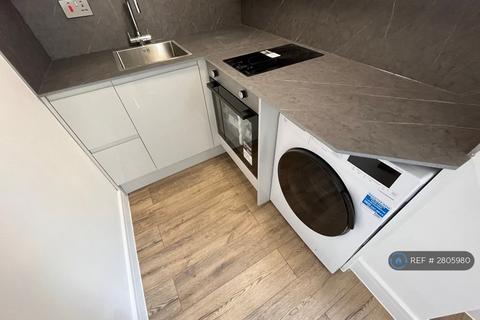Studio to rent, Junction Road, London, N19
