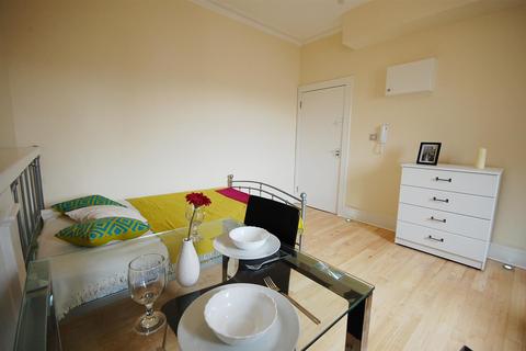 Studio to rent, Belgrave Road, London SW1V