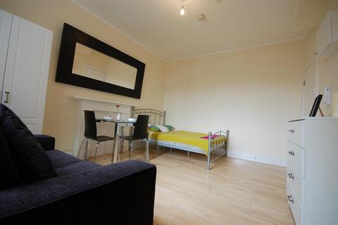 Studio to rent, Belgrave Road, London SW1V