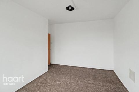3 bedroom flat to rent, Queens Row, LONDON