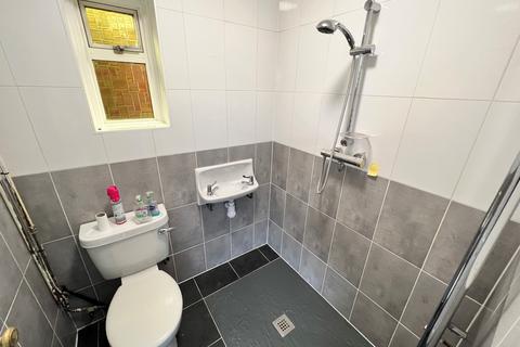 3 bedroom semi-detached house to rent, Holmewood Crescent, NG5