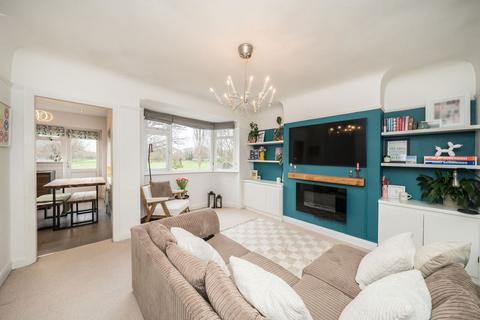 2 bedroom flat for sale, Aboyne Drive, London SW20