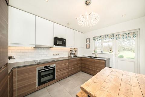 2 bedroom flat for sale, Aboyne Drive, London SW20