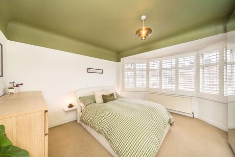 2 bedroom flat for sale, Aboyne Drive, London SW20