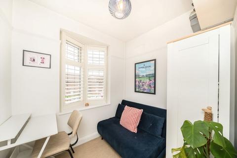 2 bedroom flat for sale, Aboyne Drive, London SW20