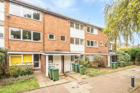 2 bedroom maisonette to rent, Courtlands Avenue, London SE12
