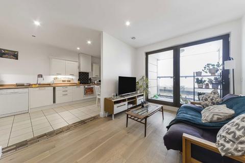 2 bedroom flat to rent, Oak Square, London SW9