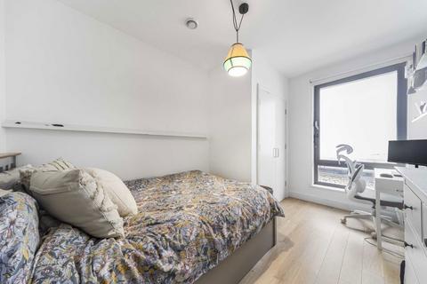 2 bedroom flat to rent, Oak Square, London SW9