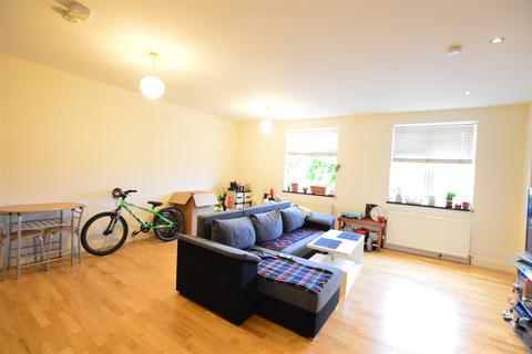1 bedroom flat to rent, Ambassador House Farnburn Avenue Slough Berkshire