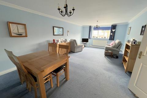 2 bedroom flat for sale, Station Road, New Milton, Hampshire. BH25 6HT