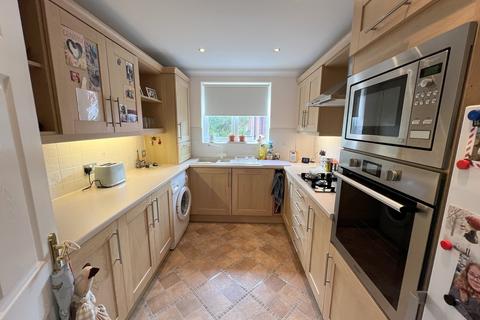 2 bedroom flat for sale, Station Road, New Milton, Hampshire. BH25 6HT