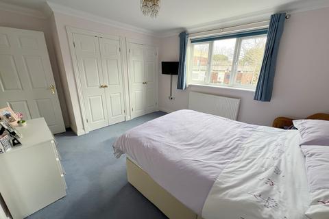2 bedroom flat for sale, Station Road, New Milton, Hampshire. BH25 6HT