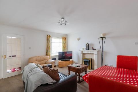 2 bedroom semi-detached house to rent, John Batchelor Way, Penarth CF64