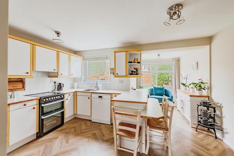 4 bedroom end of terrace house for sale, Avondale Close, Horley