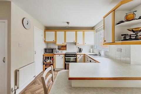 4 bedroom end of terrace house for sale, Avondale Close, Horley