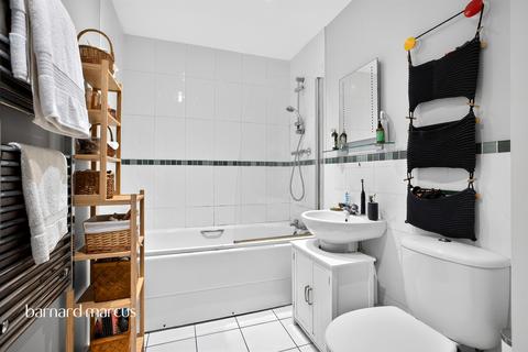 2 bedroom flat for sale, Great Amwell Lane, London