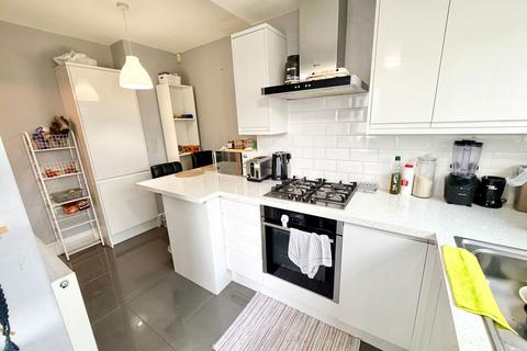 2 bedroom maisonette for sale, Roe Lane, London NW9